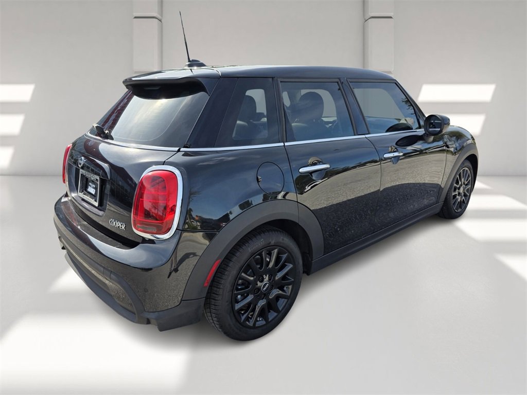 Used 2023 MINI Cooper 4-Door Hardtop image 4