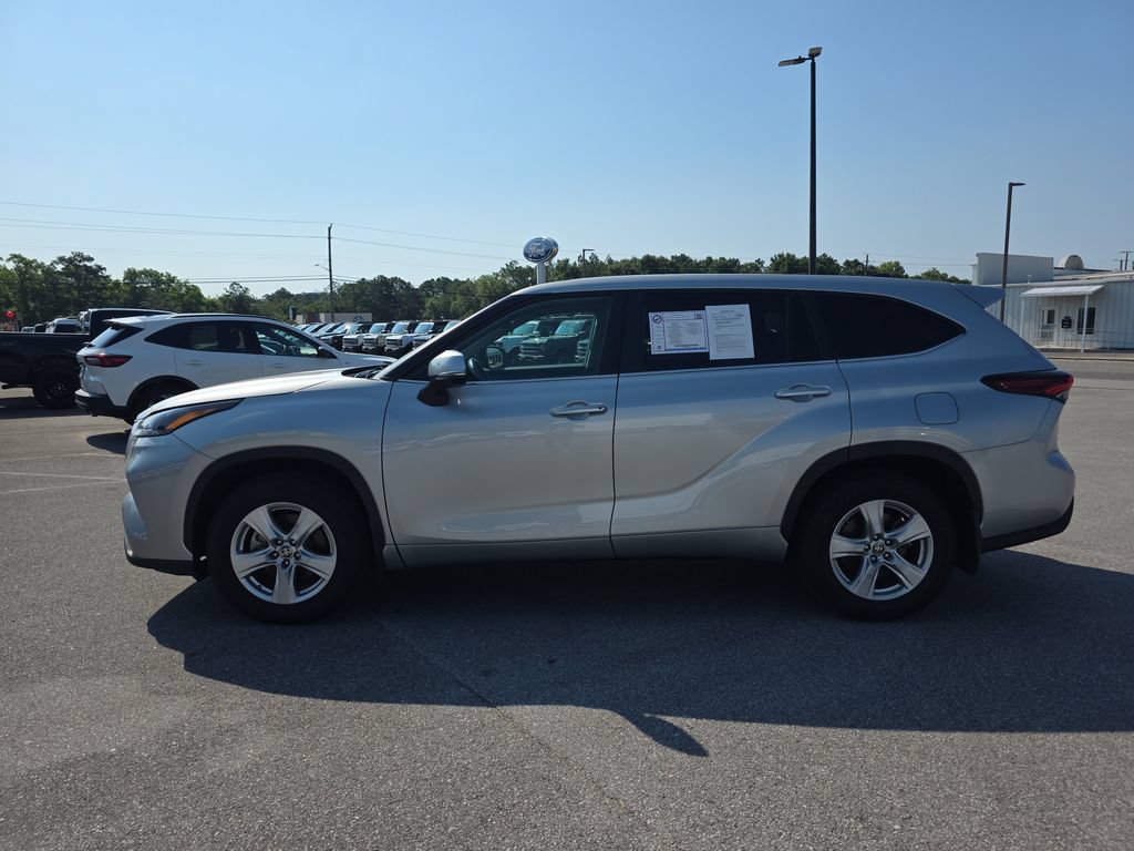 Used 2024 Toyota Highlander LE AWD/4WD image 4