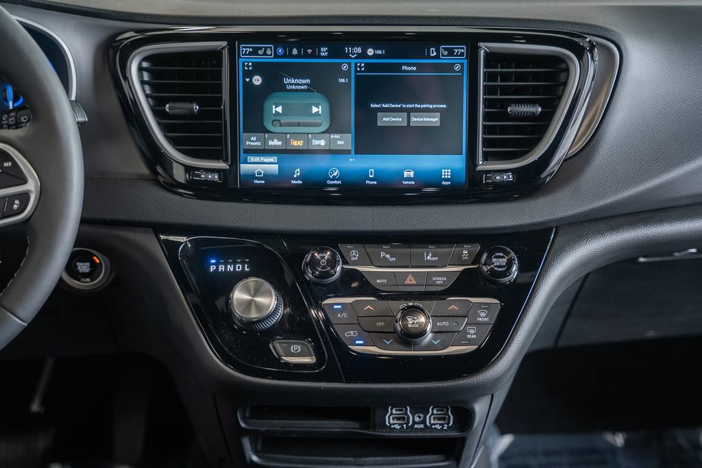 Used 2025 Chrysler Pacifica Select image 25