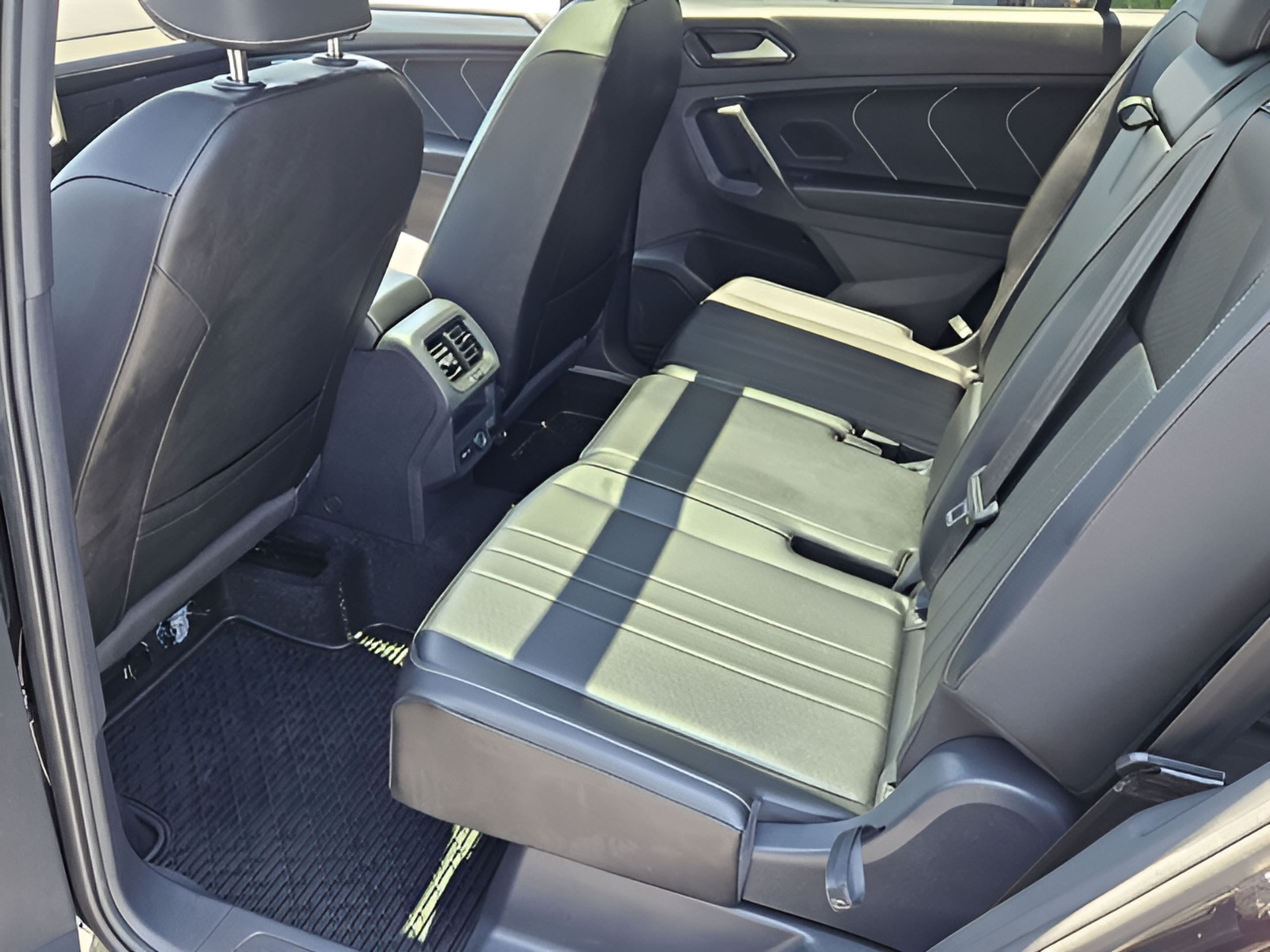 Certified 2024 Volkswagen Tiguan SE R-Line FWD image 10