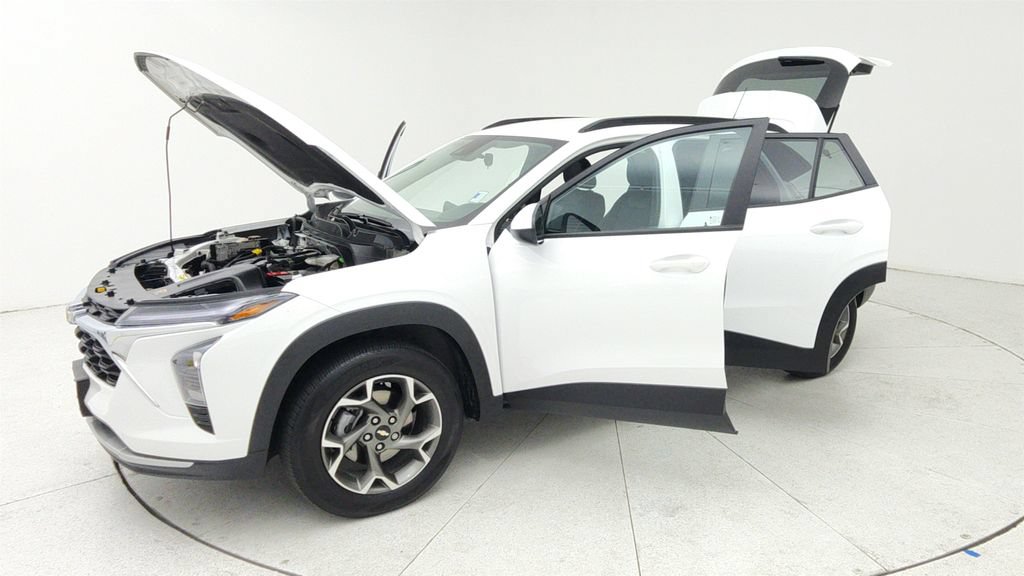 Certified 2025 Chevrolet Trax LT FWD image 10
