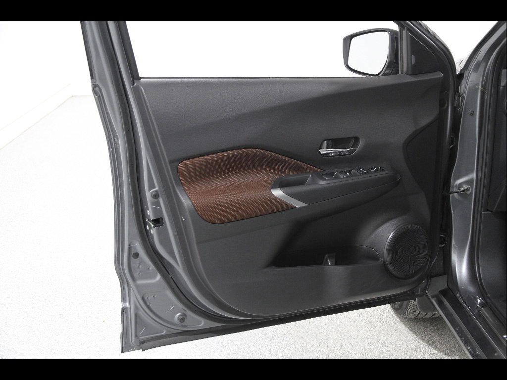 Used 2024 Nissan Kicks SR w/ Exterior Package FWD image 4