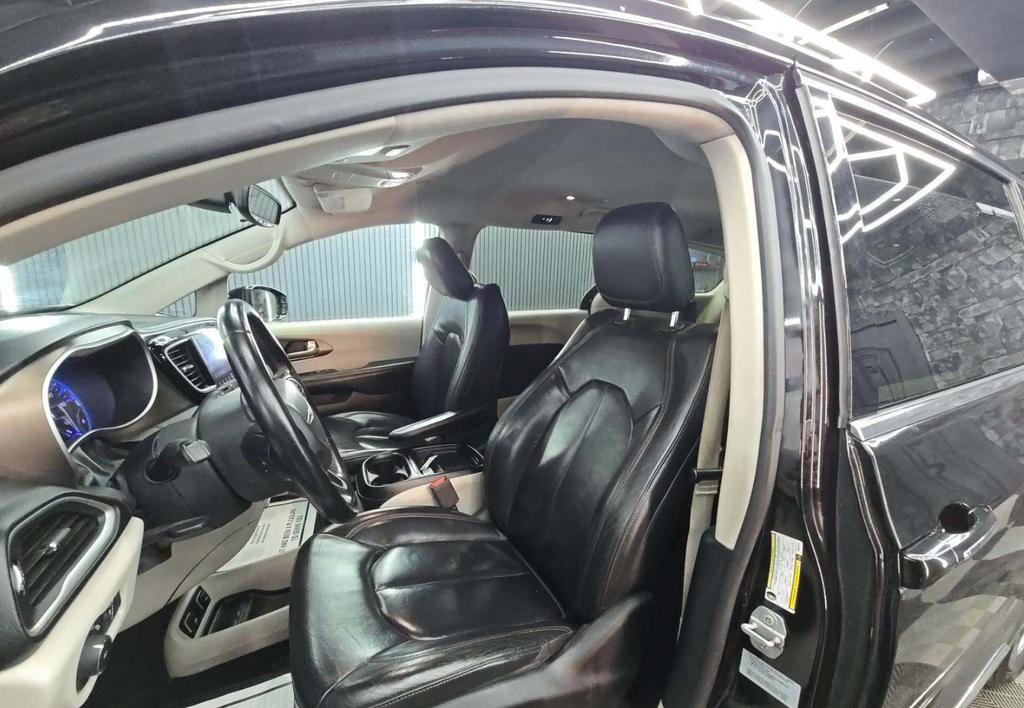 Used 2017 Chrysler Pacifica Touring-L image 3