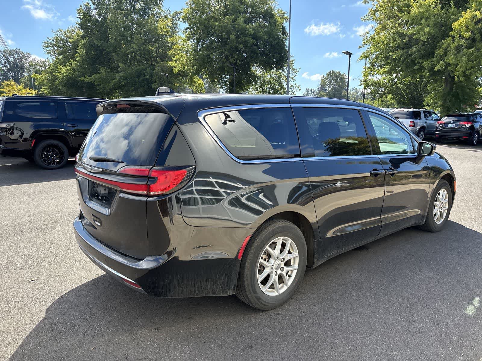 Used 2023 Chrysler Pacifica Touring-L FWD image 4