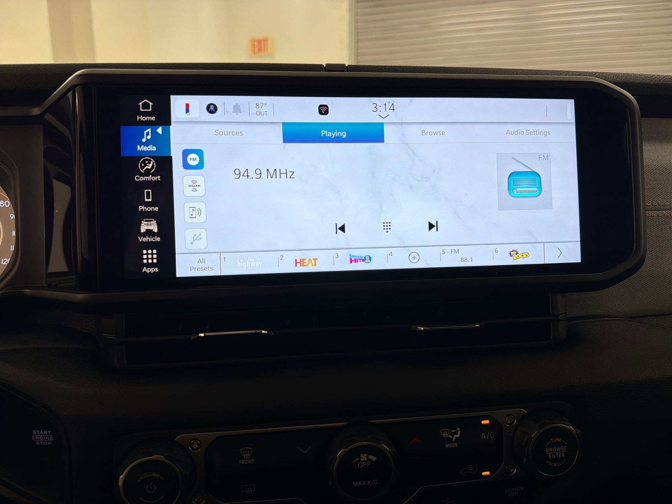 Used 2025 Jeep Gladiator Sport image 23