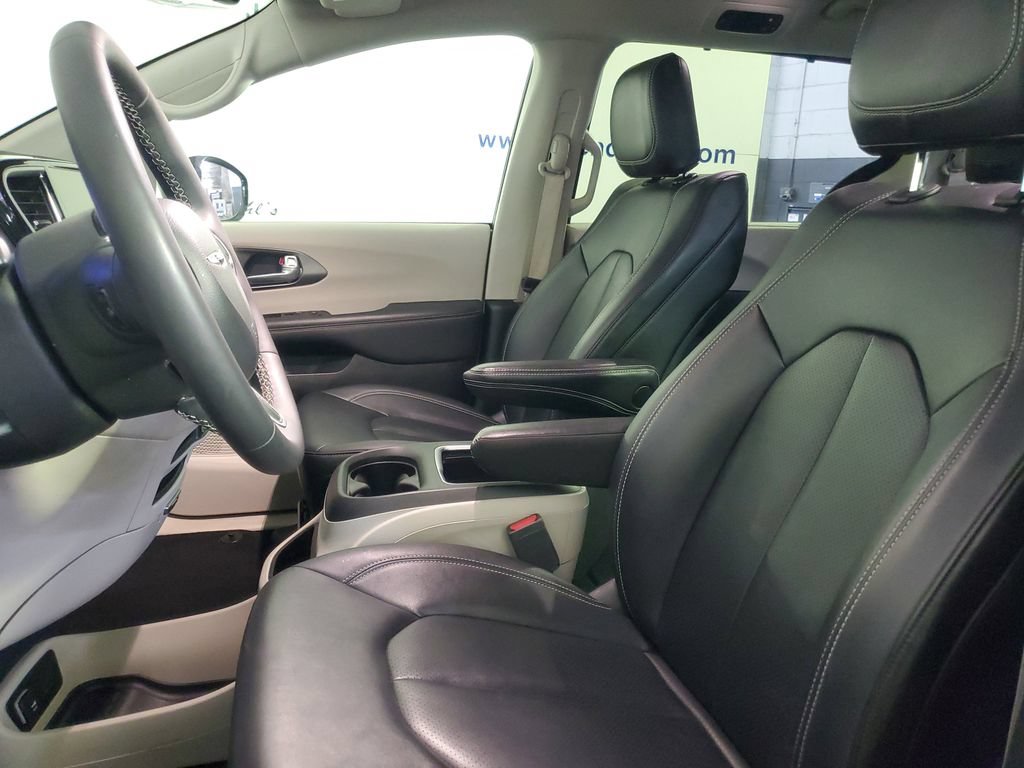 Used 2024 Chrysler Pacifica Touring-L FWD image 16