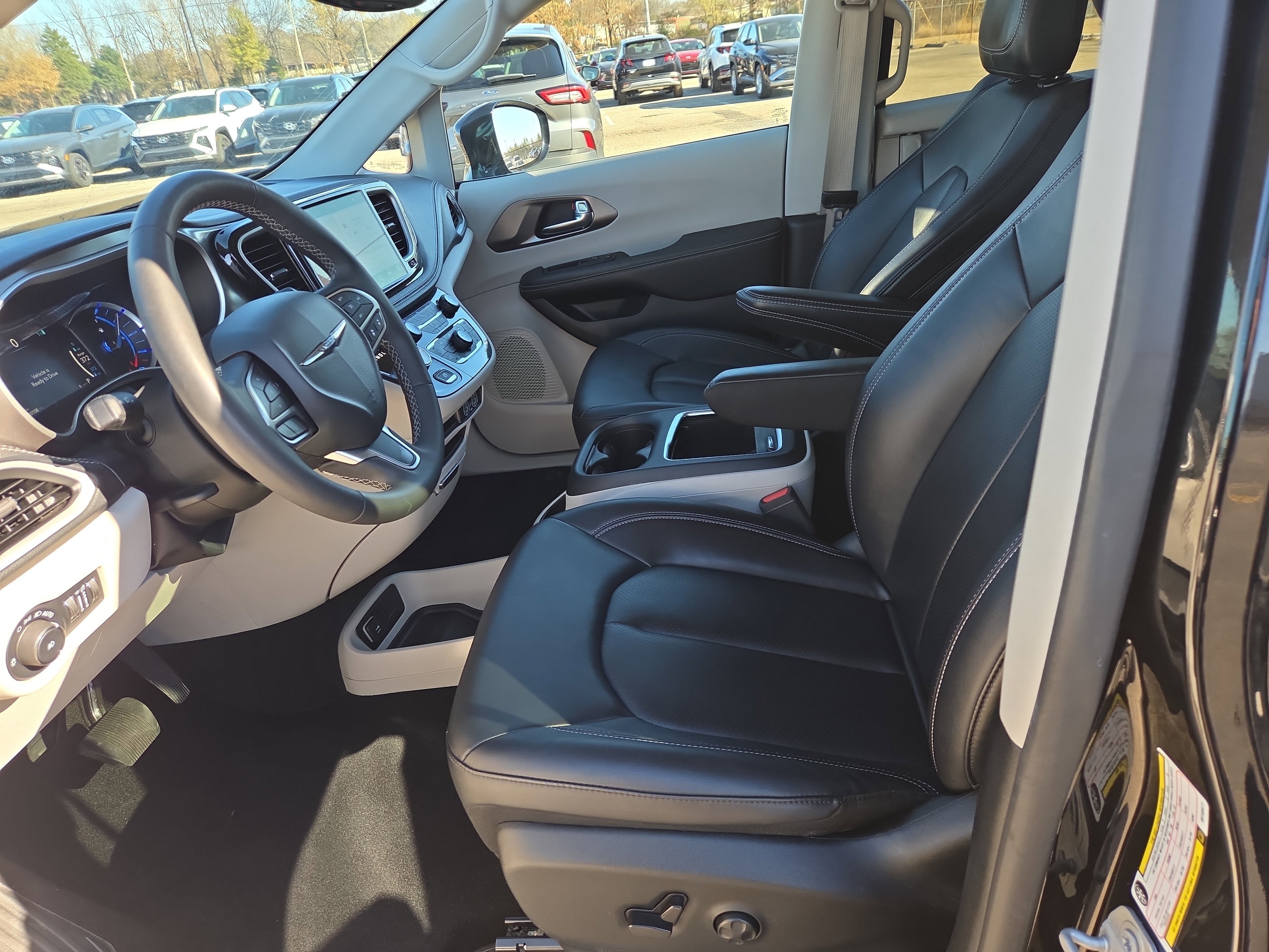 Used 2024 Chrysler Pacifica Select image 5