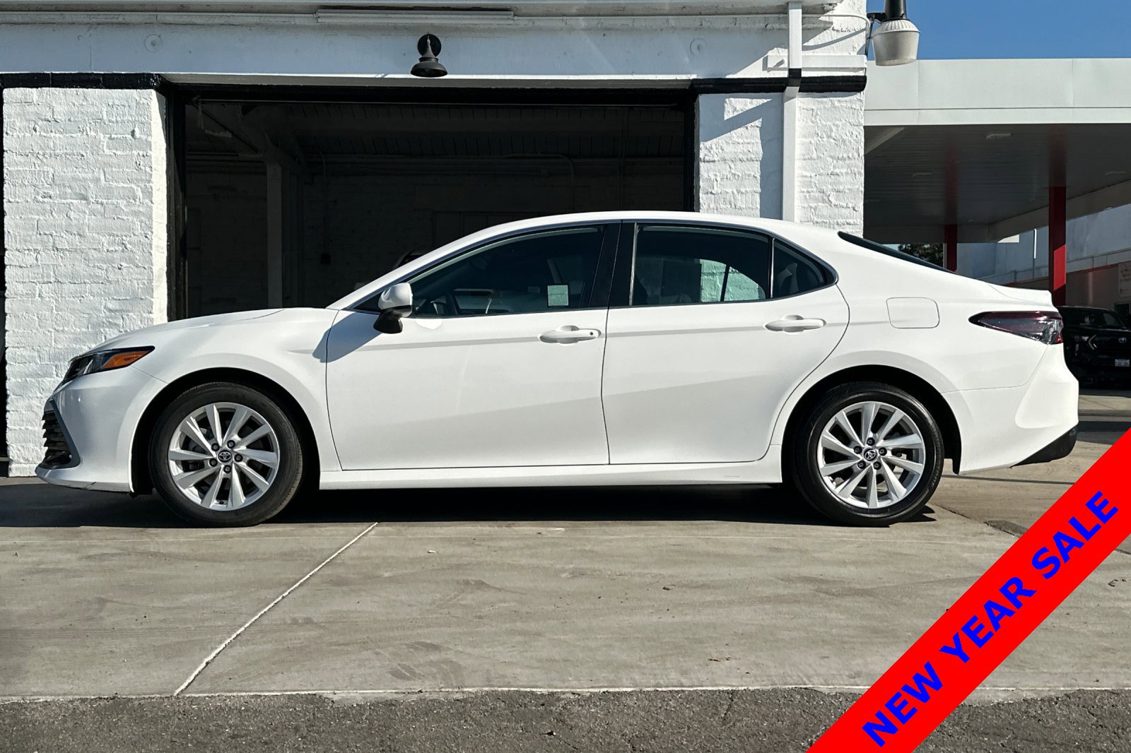 Used 2023 Toyota Camry LE image 7