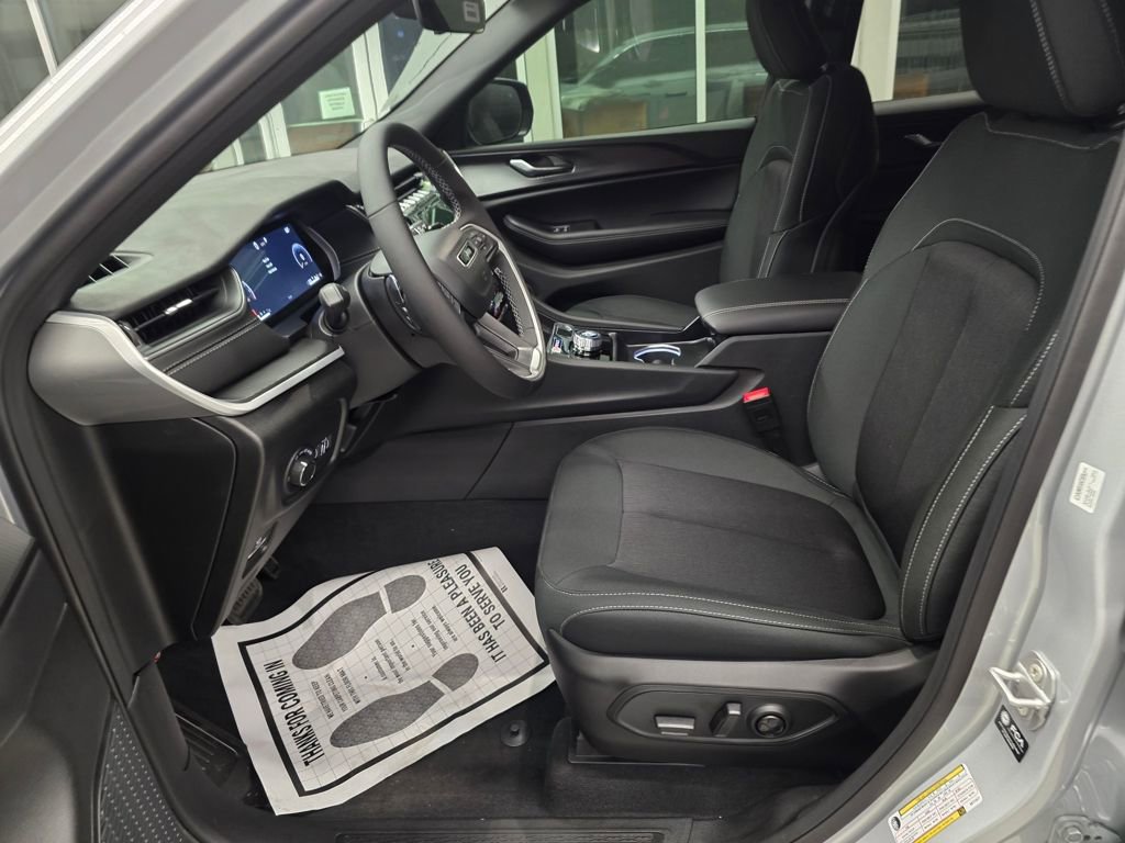 New 2025 Jeep Grand Cherokee Laredo w/ Luxury Tech Group I RWD image 15