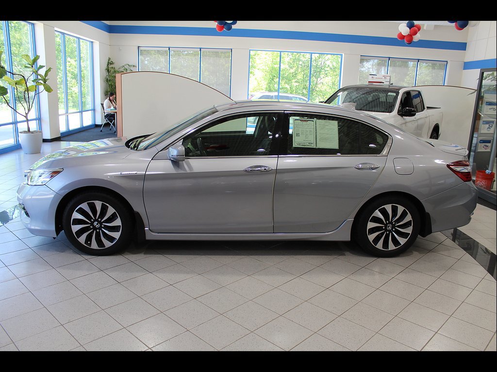 Used 2017 Honda Accord Touring image 8