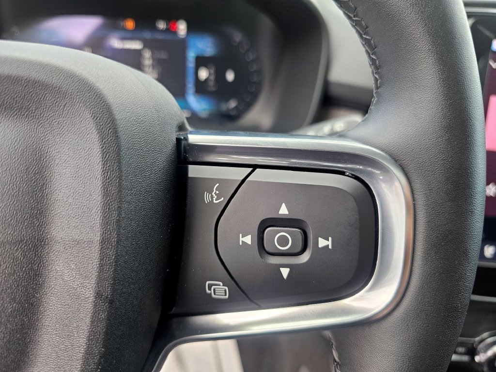 Certified 2025 Volvo XC40 B5 Ultra AWD/4WD image 42