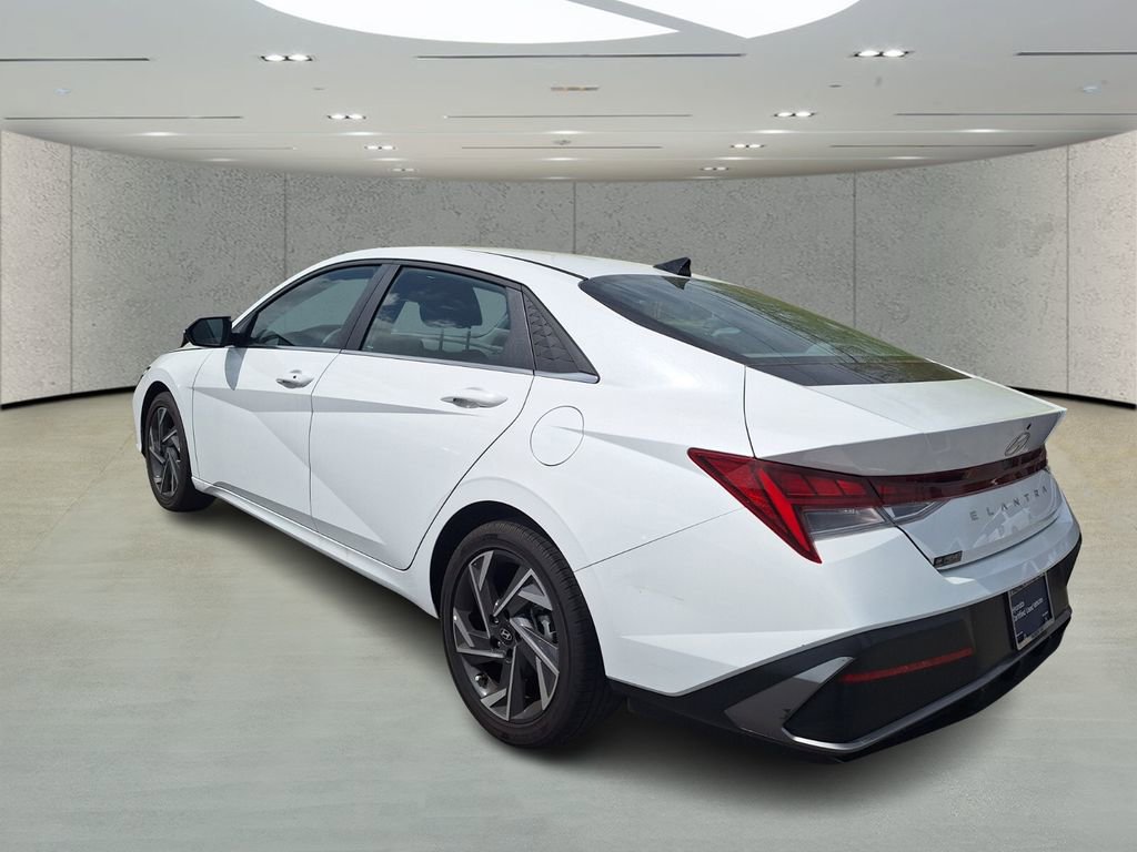 Used 2025 Hyundai Elantra SEL image 3