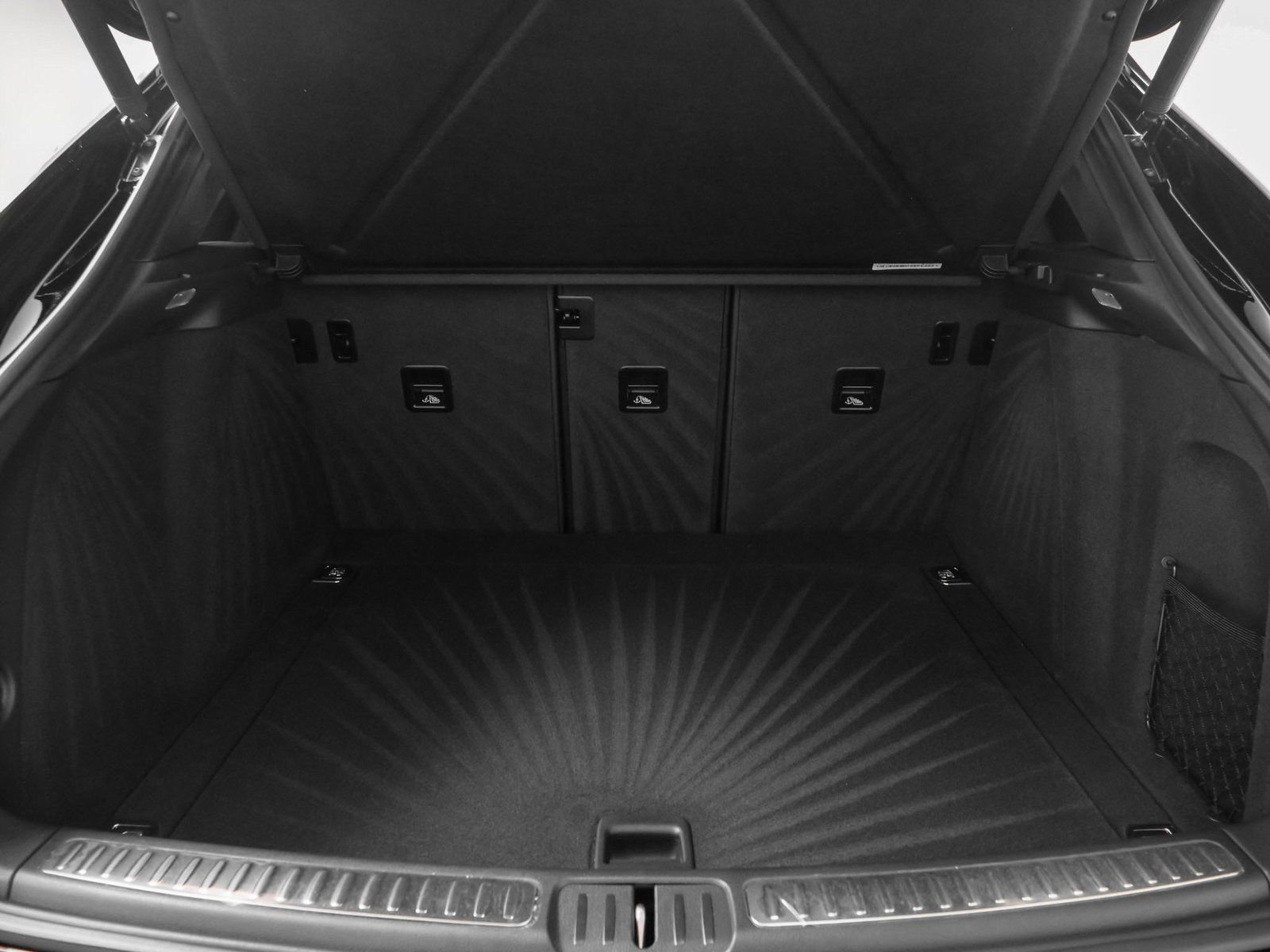 Certified 2025 Porsche Macan image 14