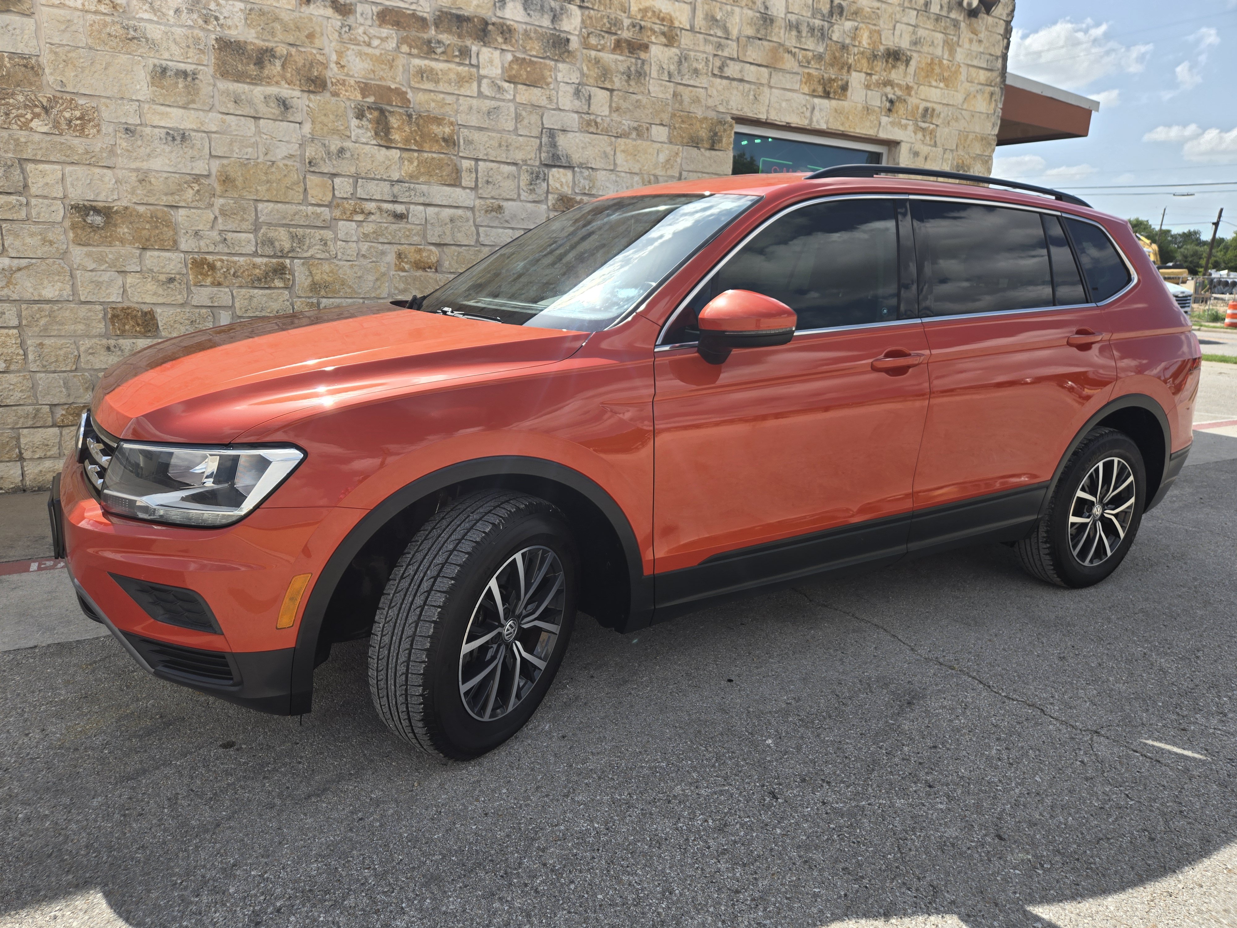 Used 2019 Volkswagen Tiguan SE FWD image 2