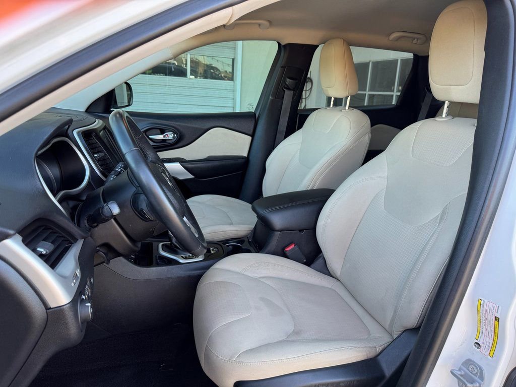 Used 2017 Jeep Cherokee Latitude w/ Comfort/Convenience Group image 28