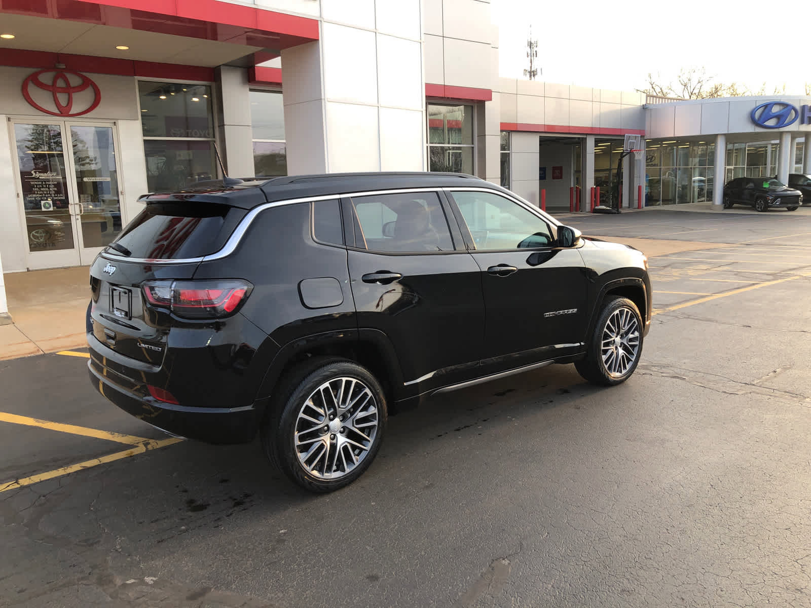 Used 2023 Jeep Compass Limited w/ Elite Group image 4