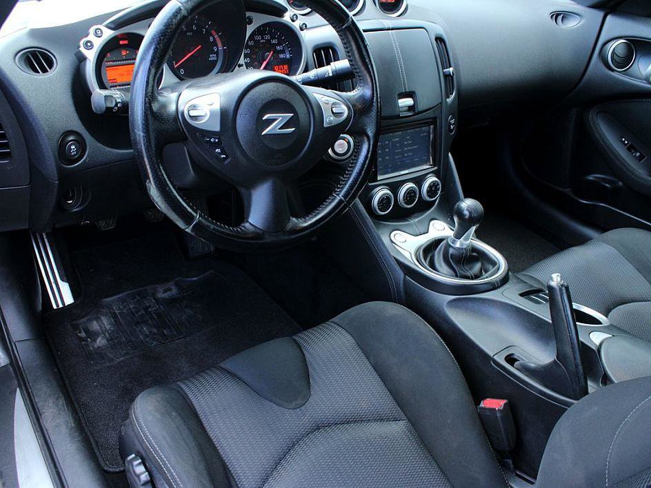 Used 2016 Nissan 370Z Coupe RWD image 10