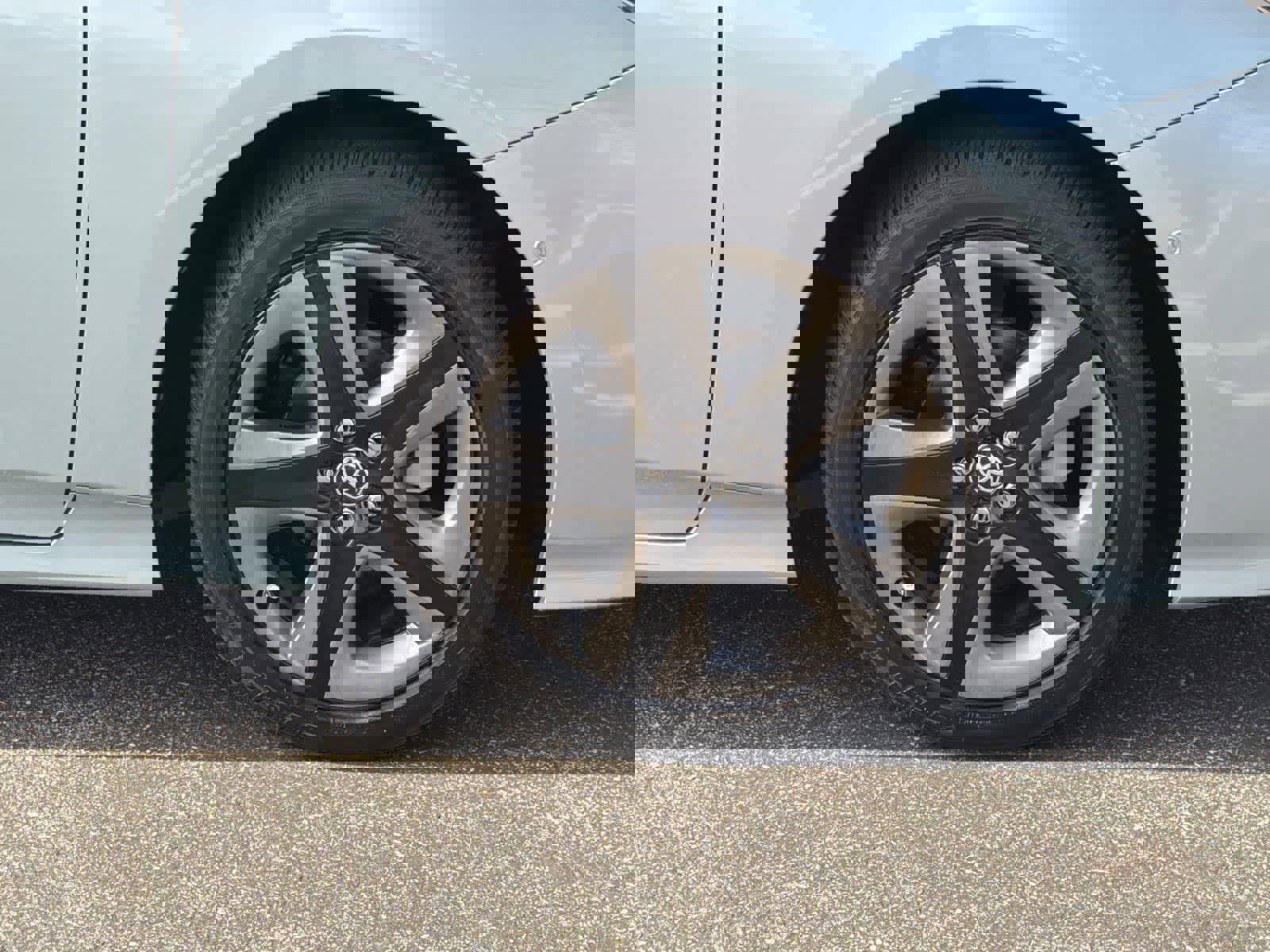 Used 2021 Toyota Prius L Eco image 36