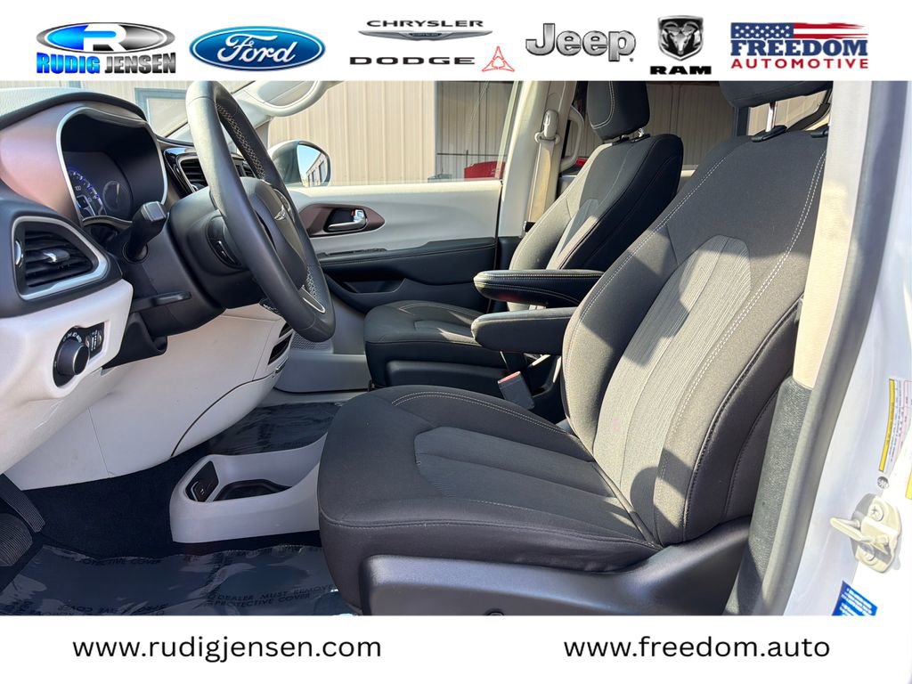 Used 2023 Chrysler Voyager LX image 9