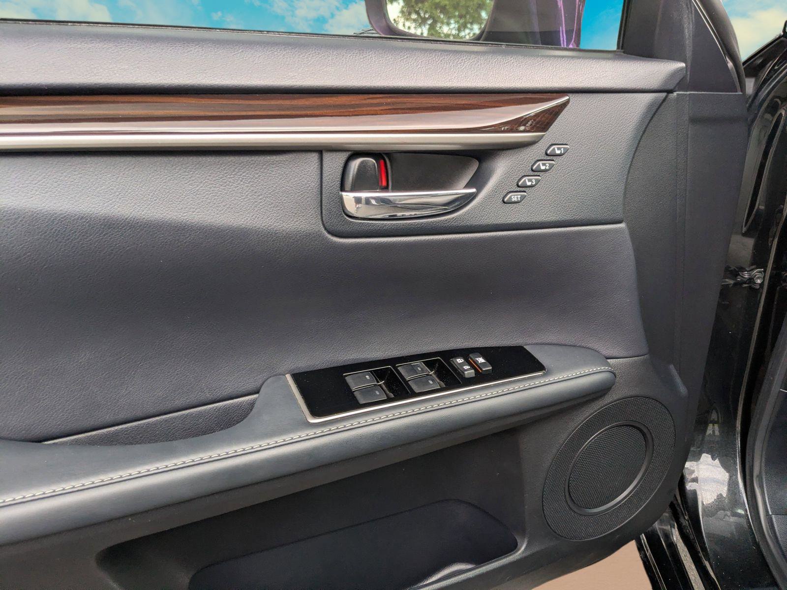 Used 2016 Lexus ES 350 w/ Luxury Package w/Wood Trim FWD image 7