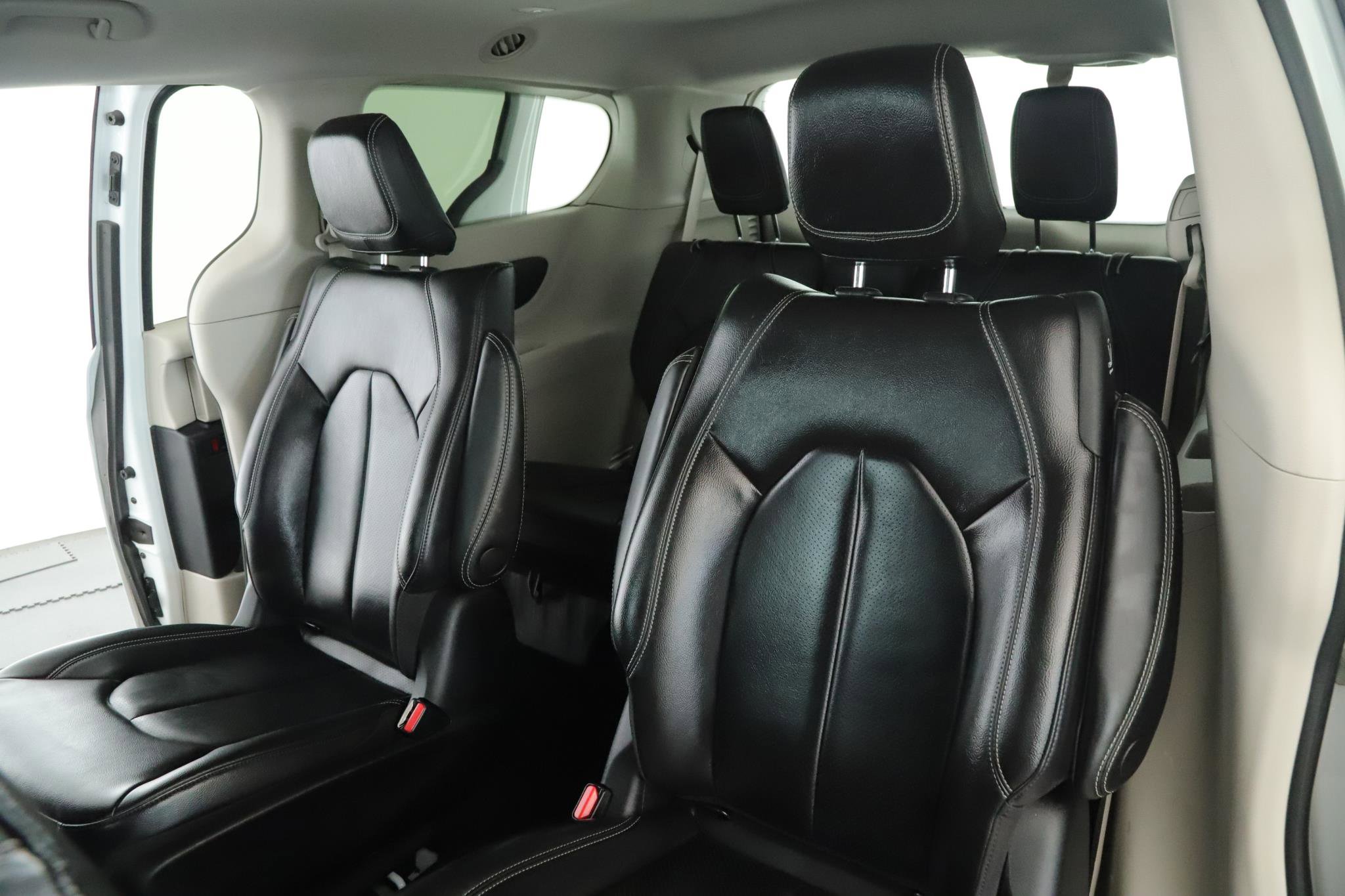 Used 2022 Chrysler Pacifica Touring-L image 5