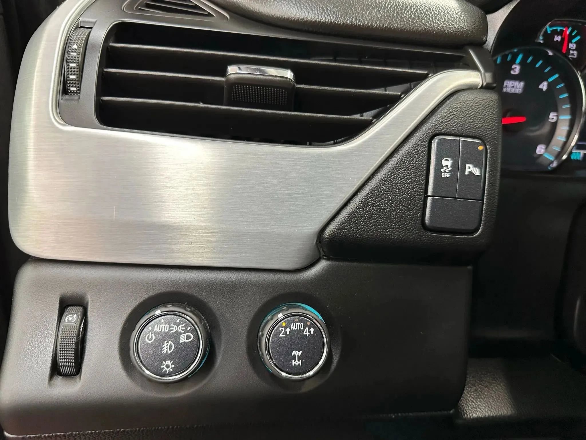 Used 2019 GMC Yukon XL SLE image 21