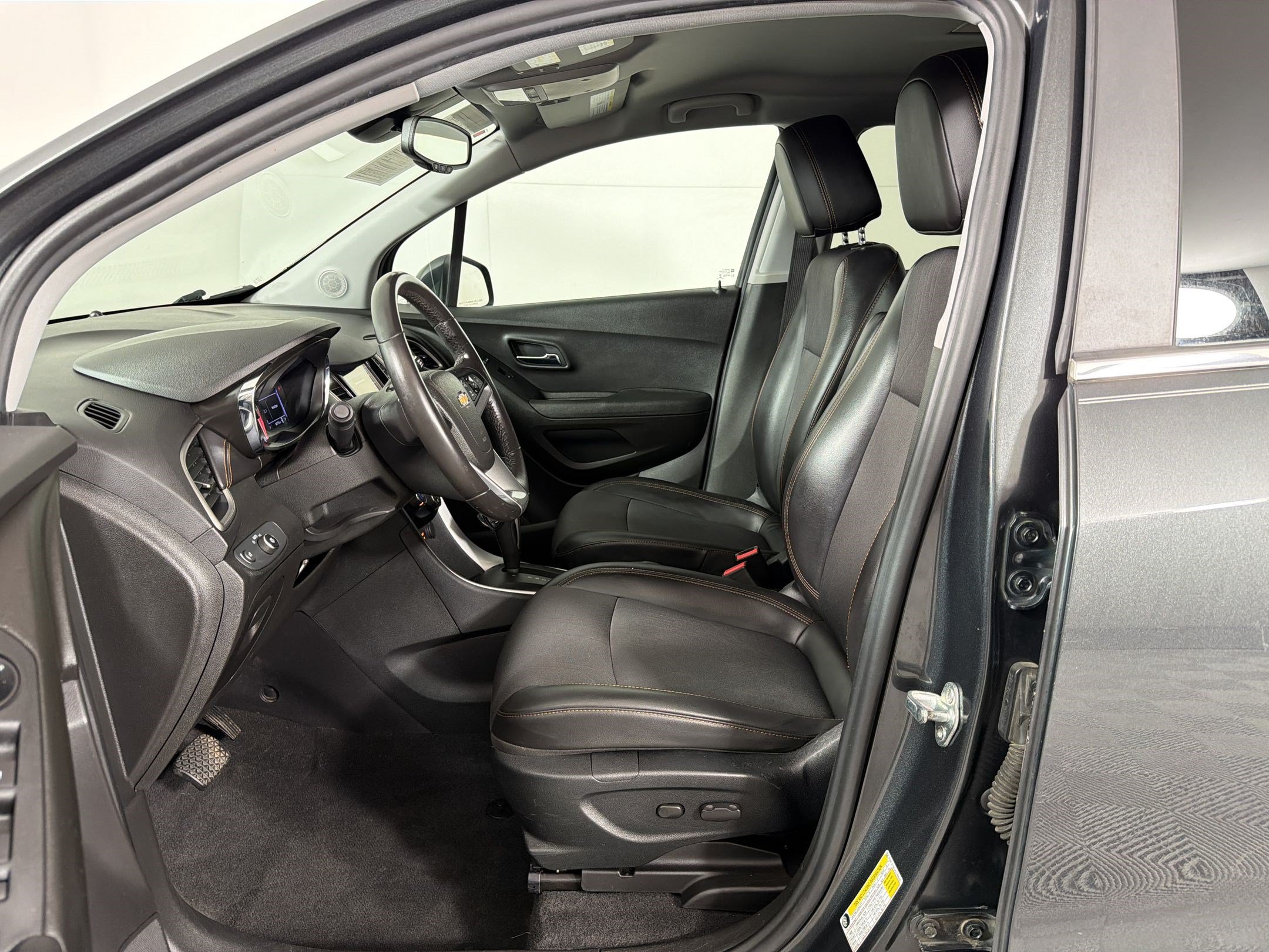 Used 2019 Chevrolet Trax LT w/ LT Convenience Package FWD image 5