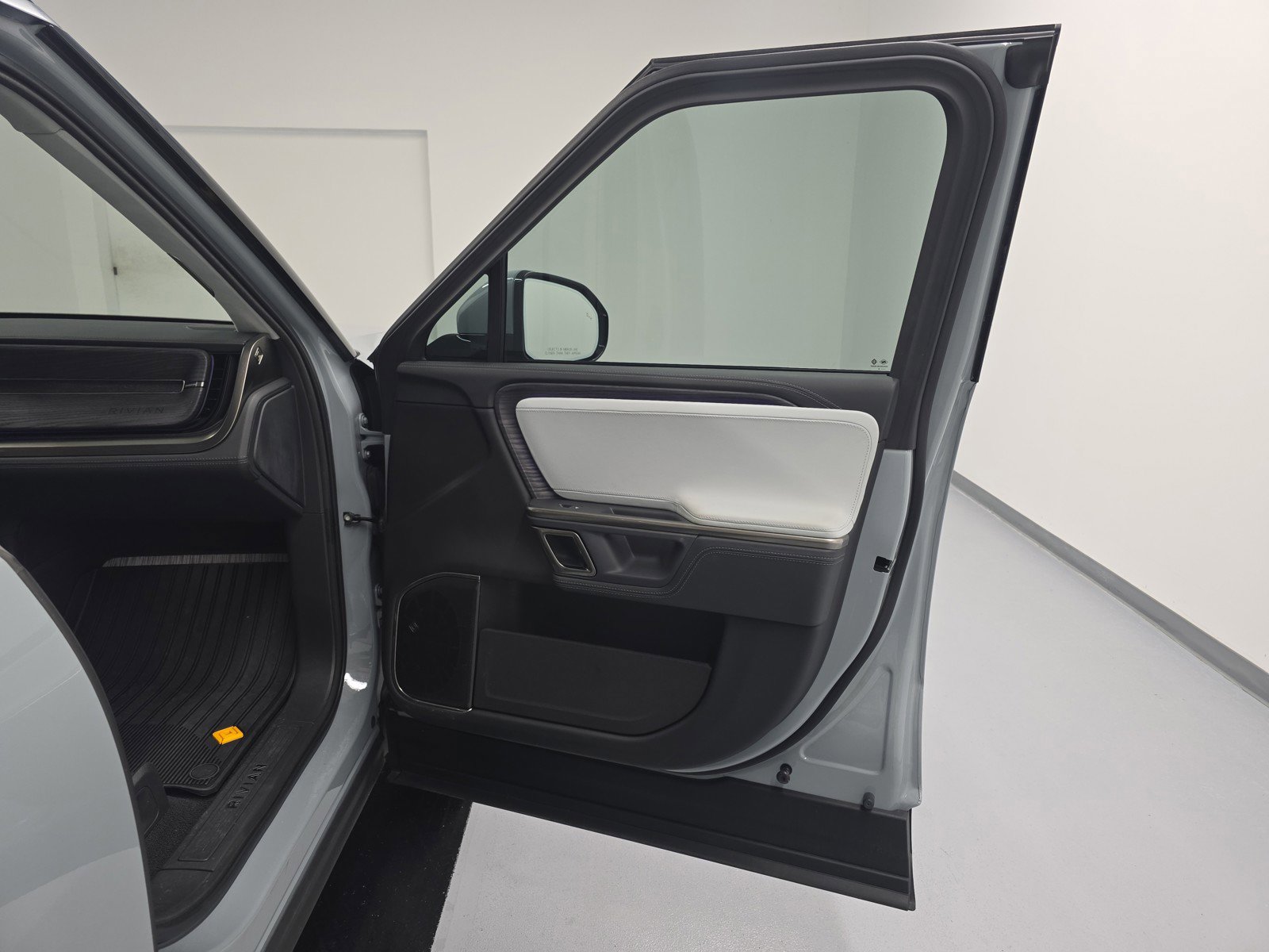 Used 2024 Rivian R1S Adventure AWD/4WD image 18