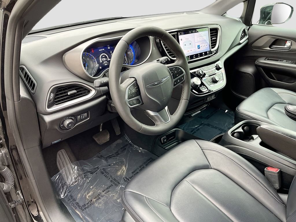 Used 2025 Chrysler Pacifica Select image 16