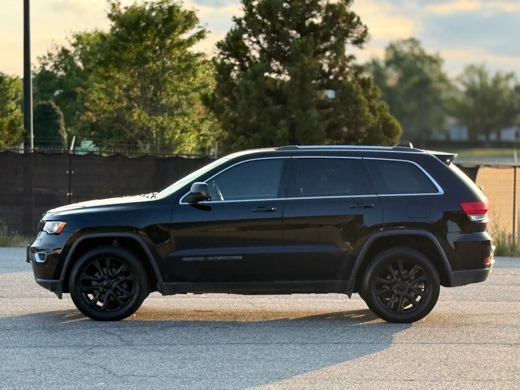 Used 2017 Jeep Grand Cherokee Laredo w/ Quick Order Package 23E AWD/4WD image 8