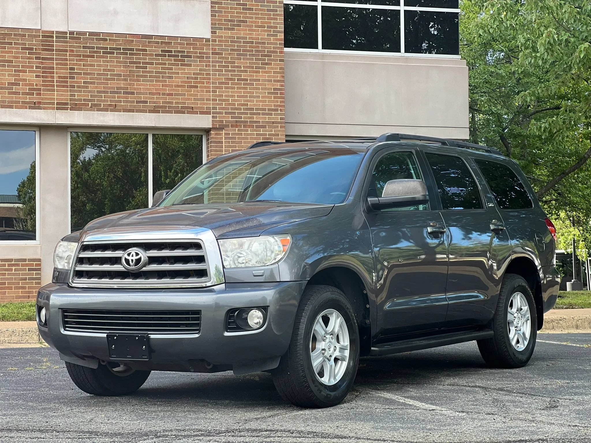 Used 2014 Toyota Sequoia SR5 RWD image 1