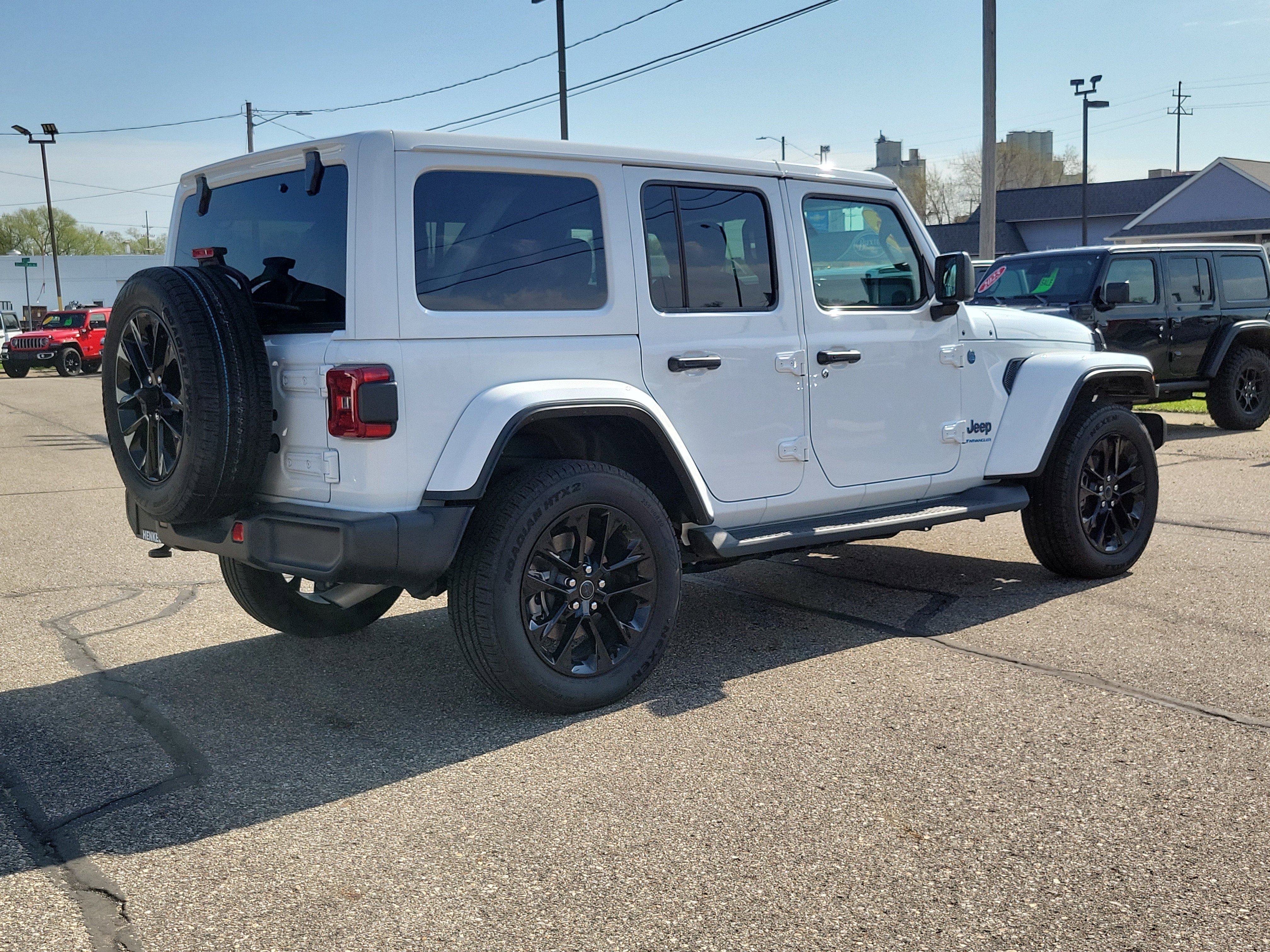 Used 2025 Jeep Wrangler Unlimited Sahara AWD/4WD image 4