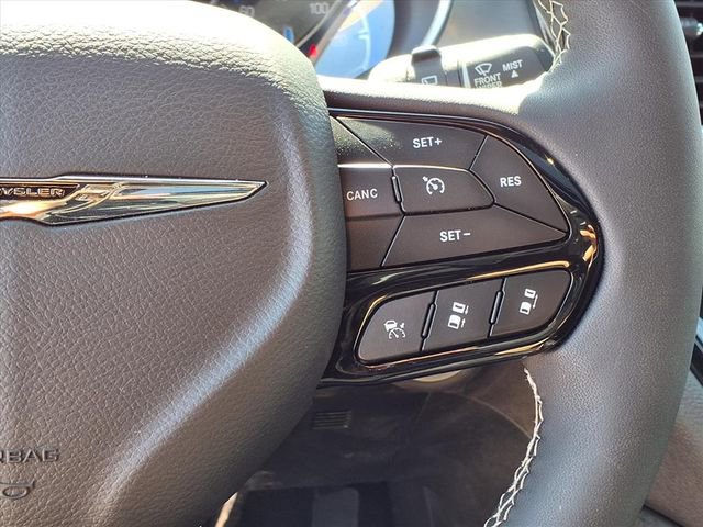 Used 2026 Chrysler Pacifica Limited w/ Uconnect Theater Family Group image 7