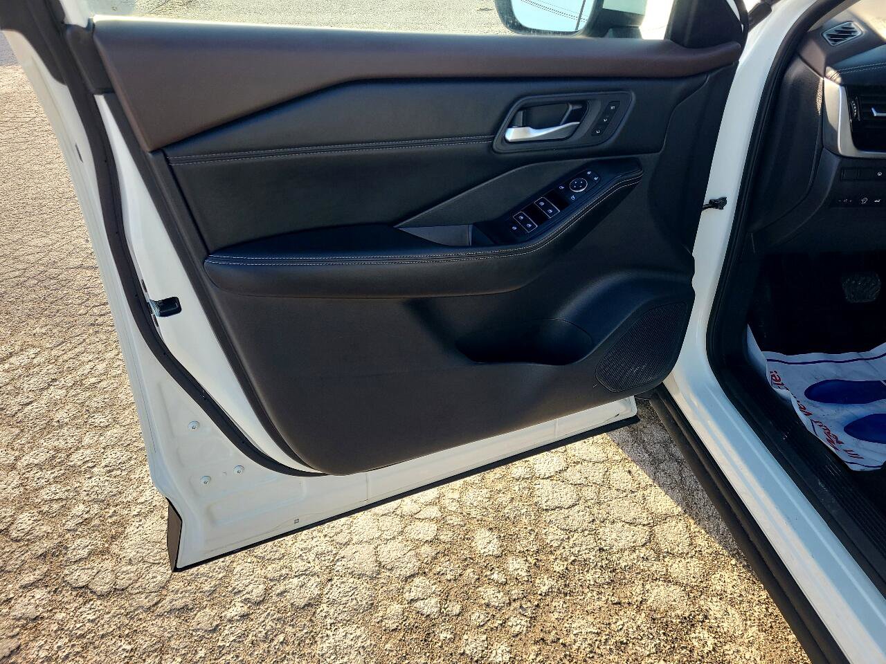 Used 2023 Nissan Rogue SL w/ SL Premium Package image 15