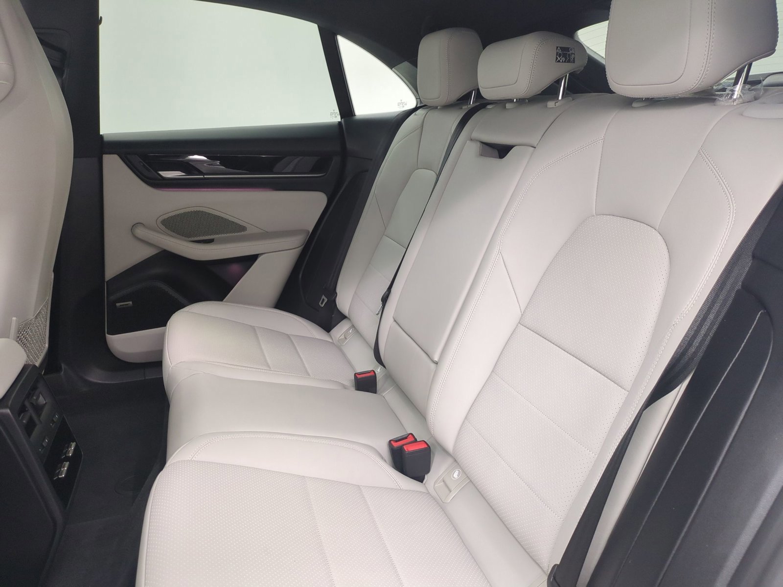 Certified 2025 Porsche Macan Electric RWD image 21