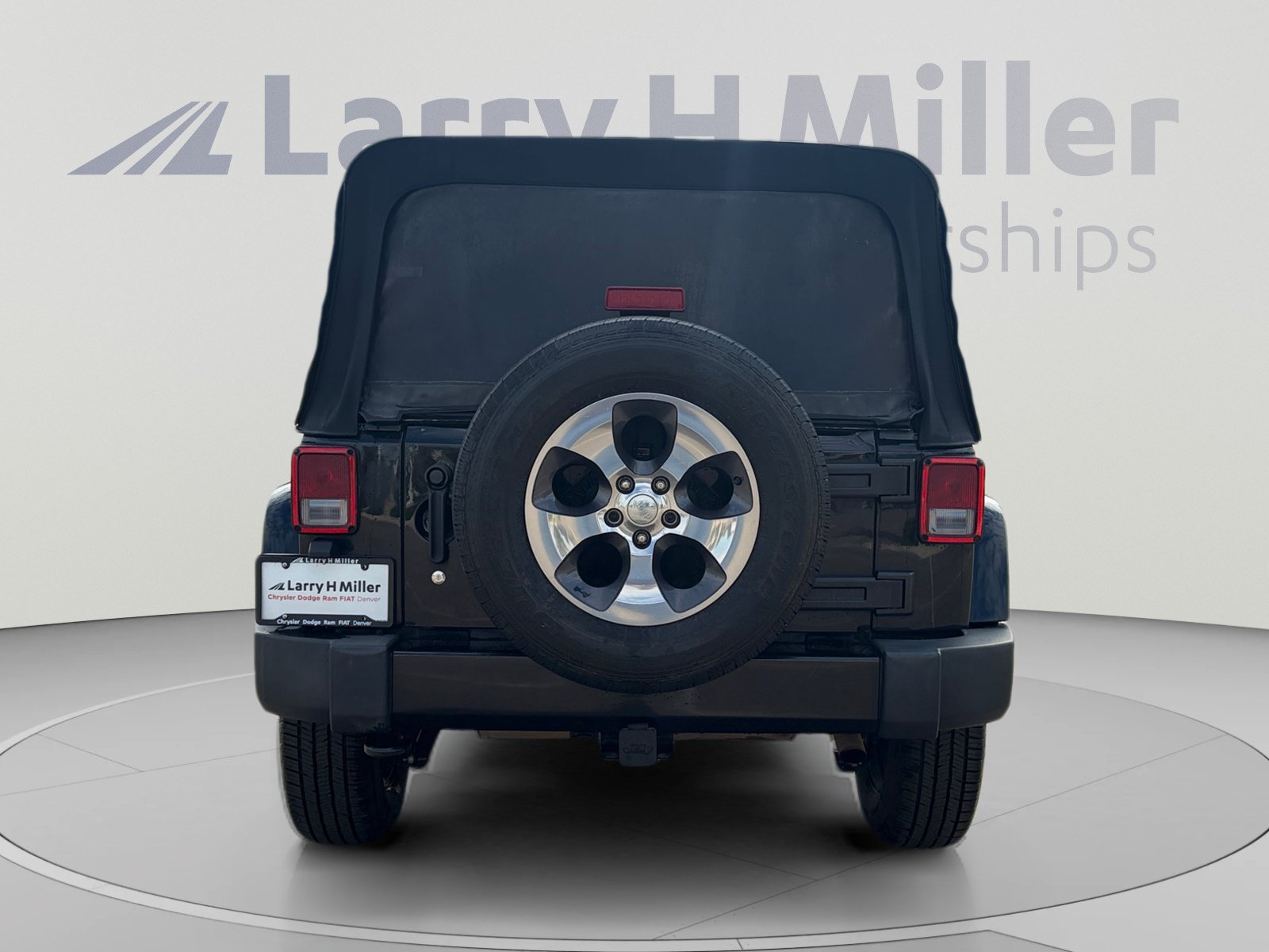 Used 2018 Jeep Wrangler Unlimited Sahara w/ Connectivity Group AWD/4WD image 5