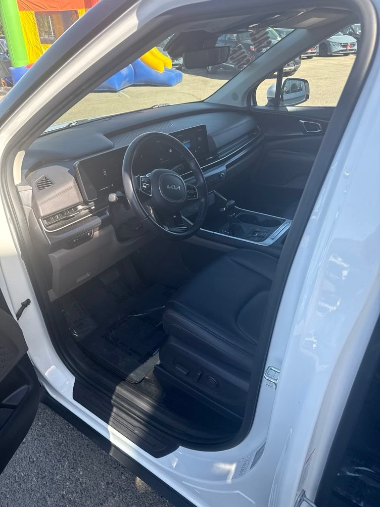 Used 2025 Kia Carnival FWD image 6