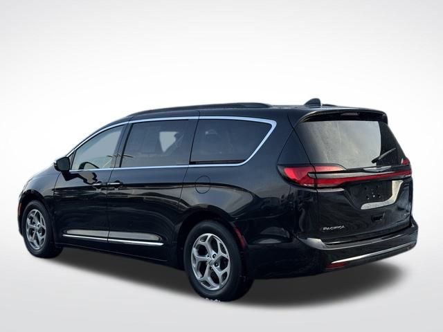 Used 2023 Chrysler Pacifica Limited image 9