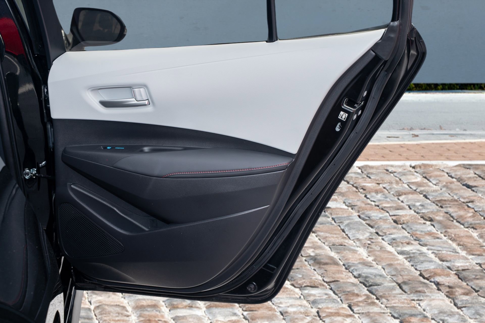 Used 2025 Toyota Corolla SE w/ SE Premium Package image 13