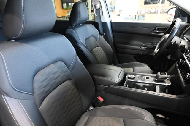Used 2025 Nissan Pathfinder SV image 8