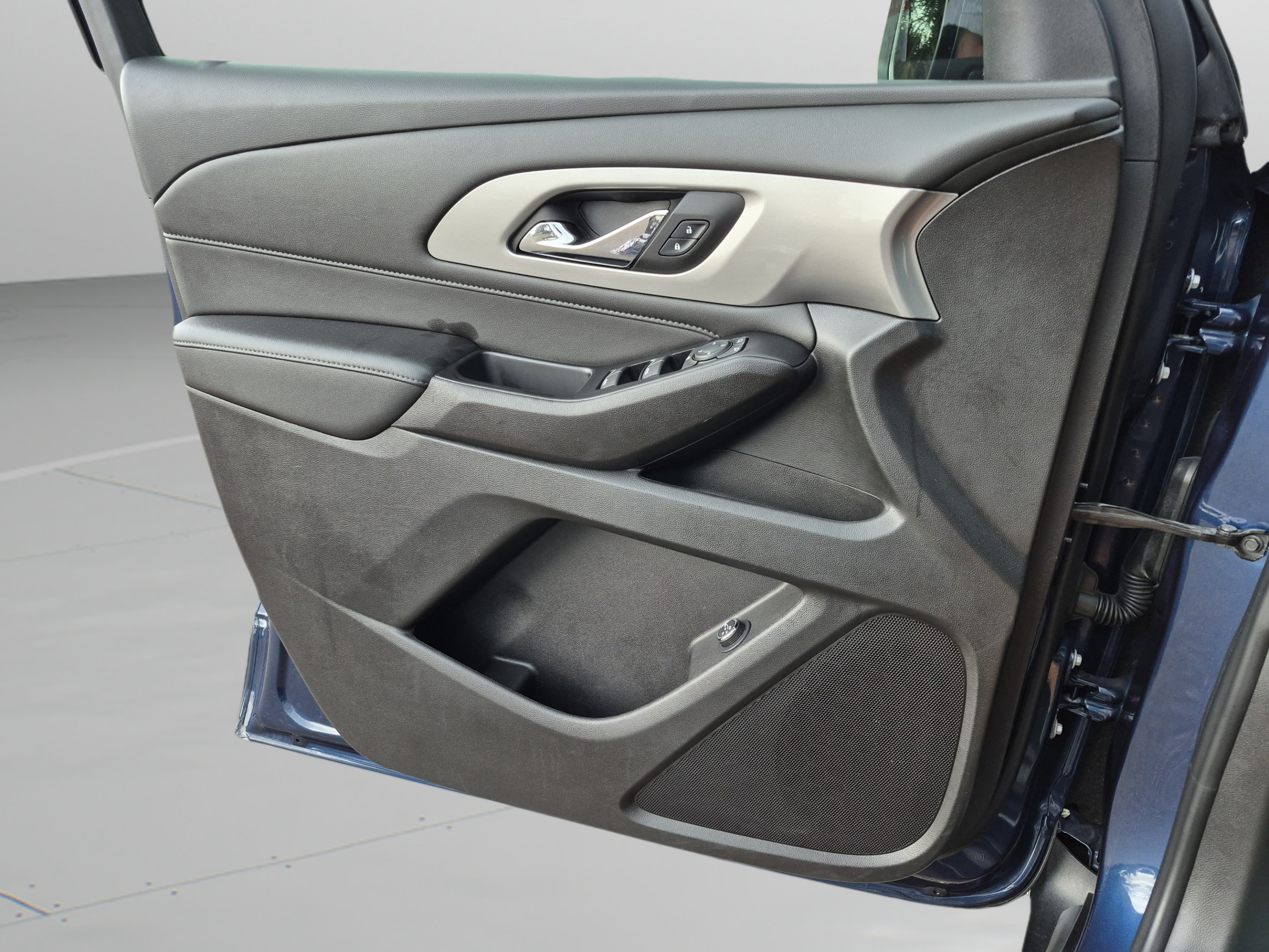 Used 2023 Chevrolet Traverse LT FWD image 23