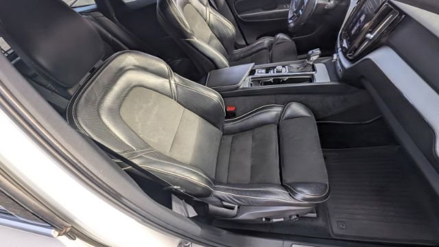 Used 2018 Volvo XC60 T6 R-Design w/ Convenience Package image 18