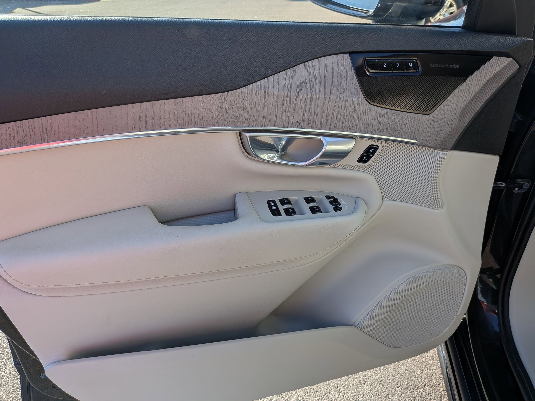 Used 2023 Volvo XC90 B6 Plus w/ Protection Package Premier image 14