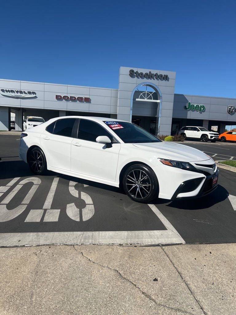 Used 2024 Toyota Camry SE w/ Convenience Package