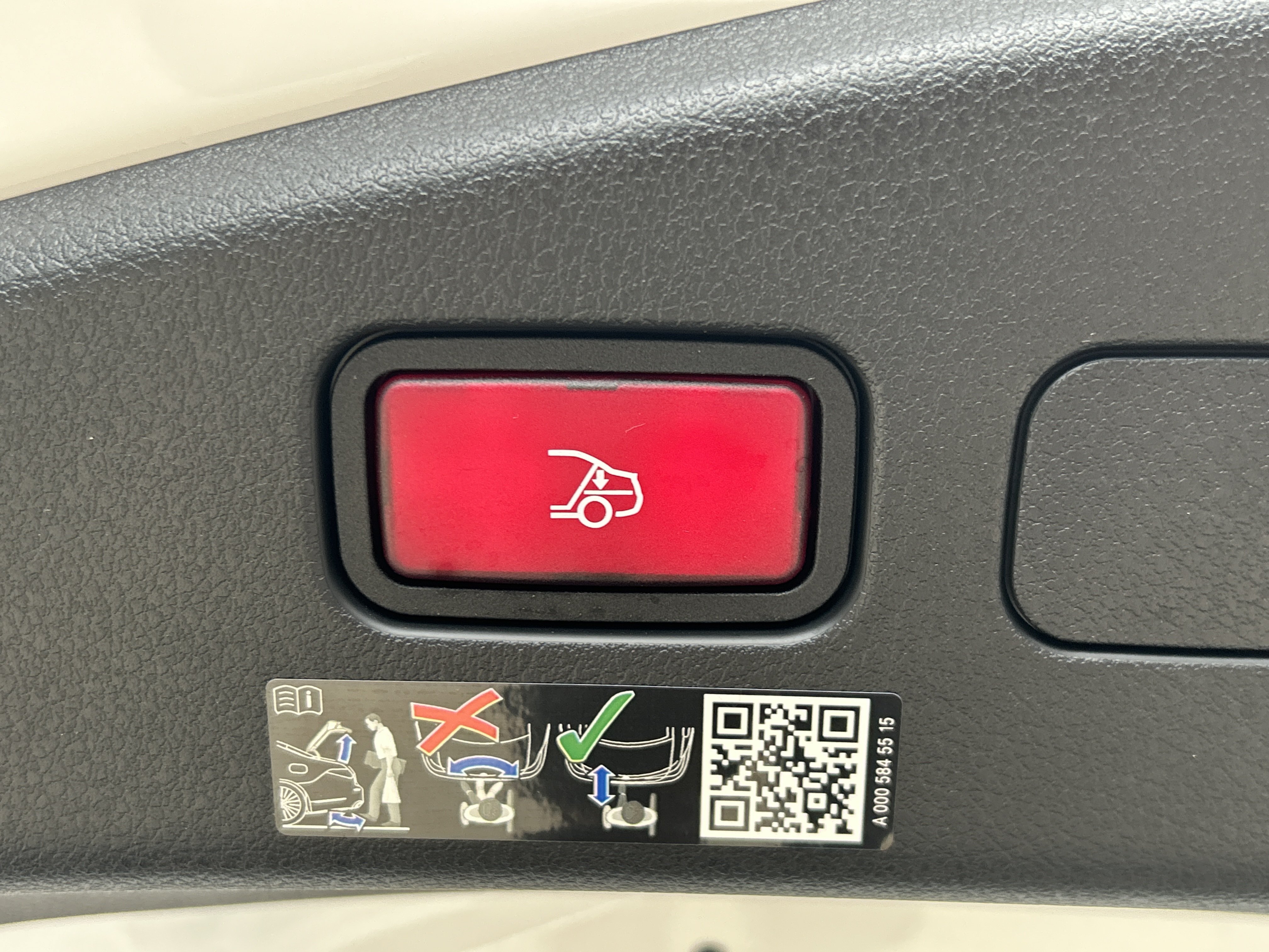 Certified 2025 Mercedes-Benz CLE 300 4MATIC Cabriolet image 21