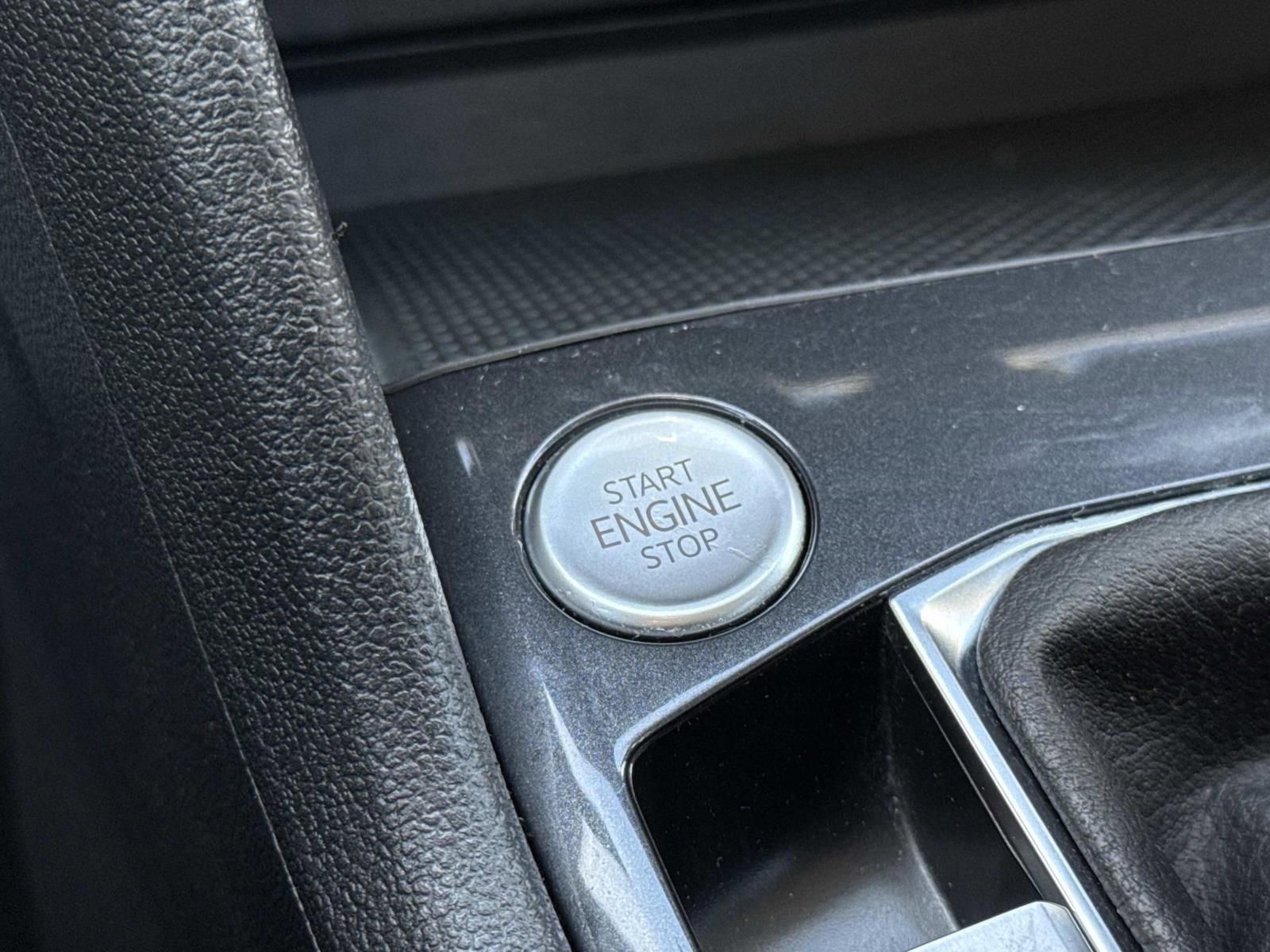 Used 2024 Volkswagen Tiguan SE image 19