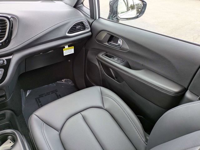 New 2026 Chrysler Pacifica Select FWD image 19