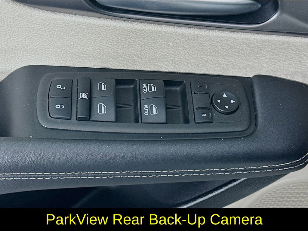 Used 2023 Chrysler Pacifica Touring-L image 23