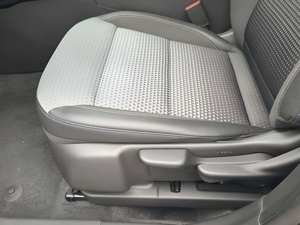 Used 2025 Chevrolet Trax LT w/ LT Convenience Package image 19