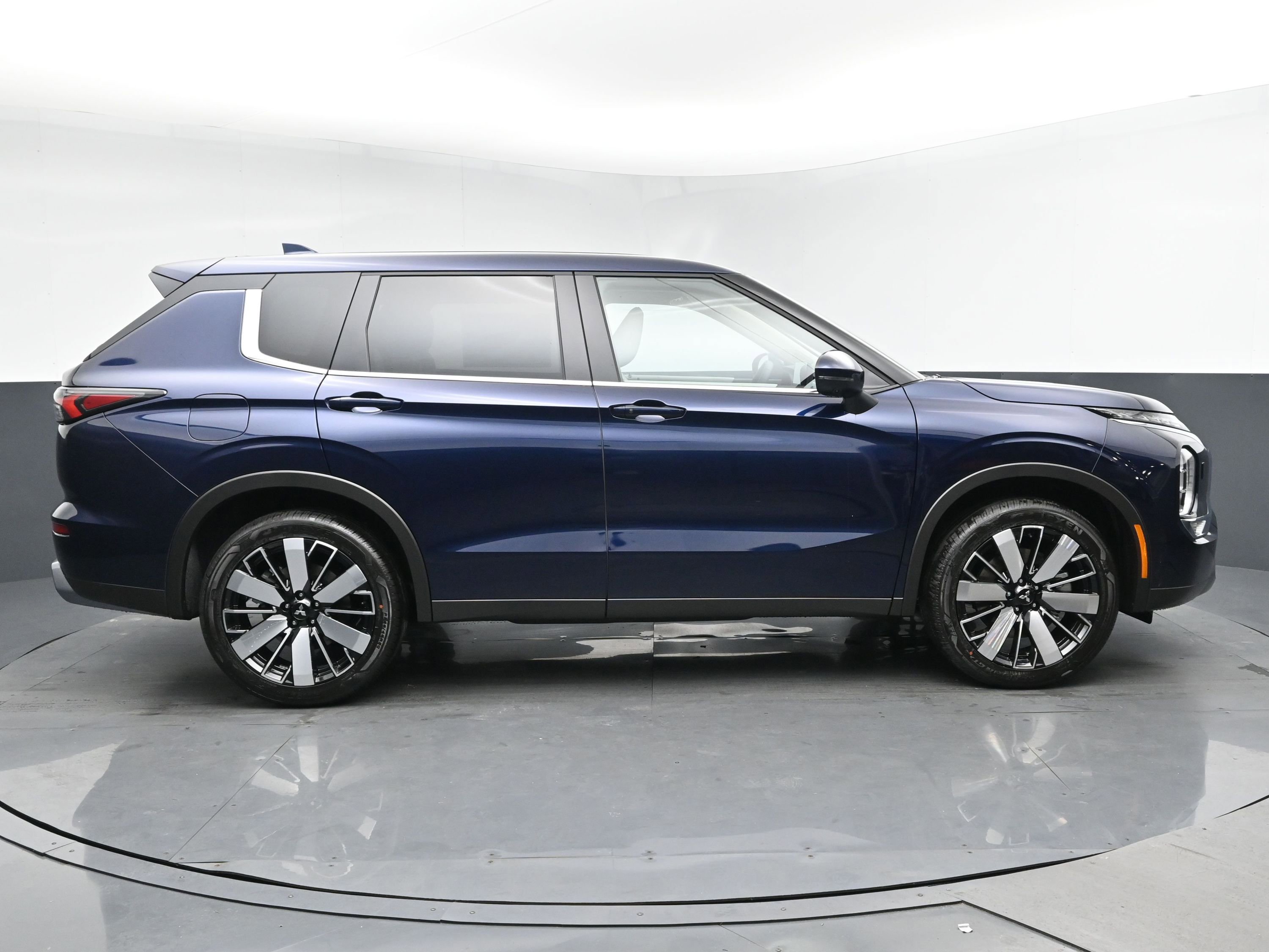 New 2025 Mitsubishi Outlander SE image 3